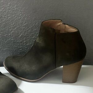OLD NAVY Womens Olive Green Side Zip Faux Suede ANKLE BOOTS 3.5" Block Heel Sz.9